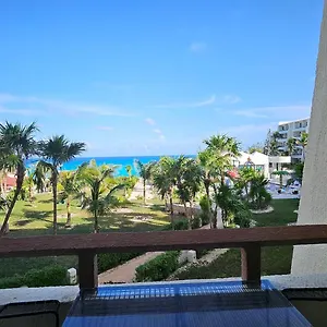 https://front-beach-studio.quintano-roohotels.com
